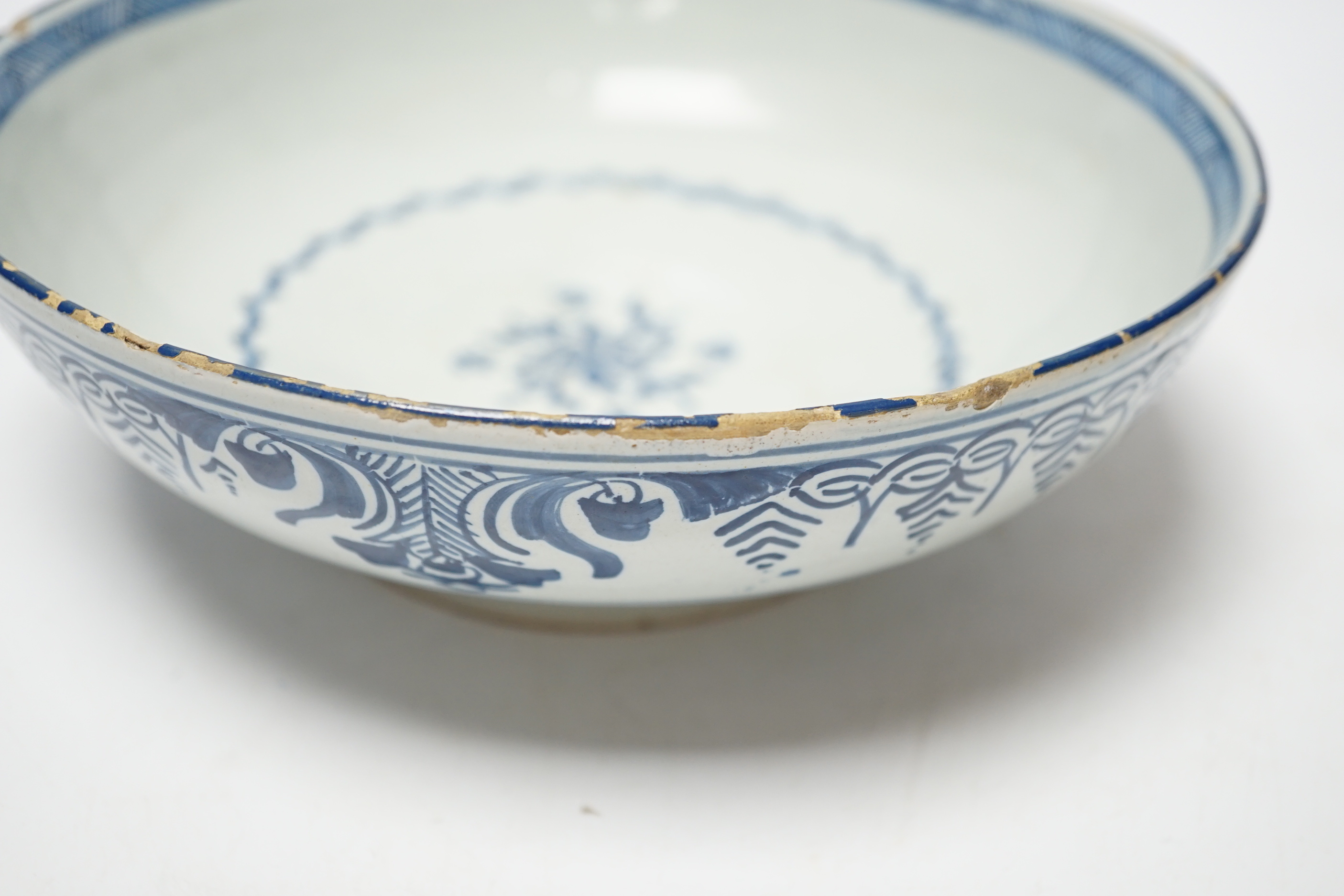 An early 18th century Delft blue and white bowl, 20cm diameter